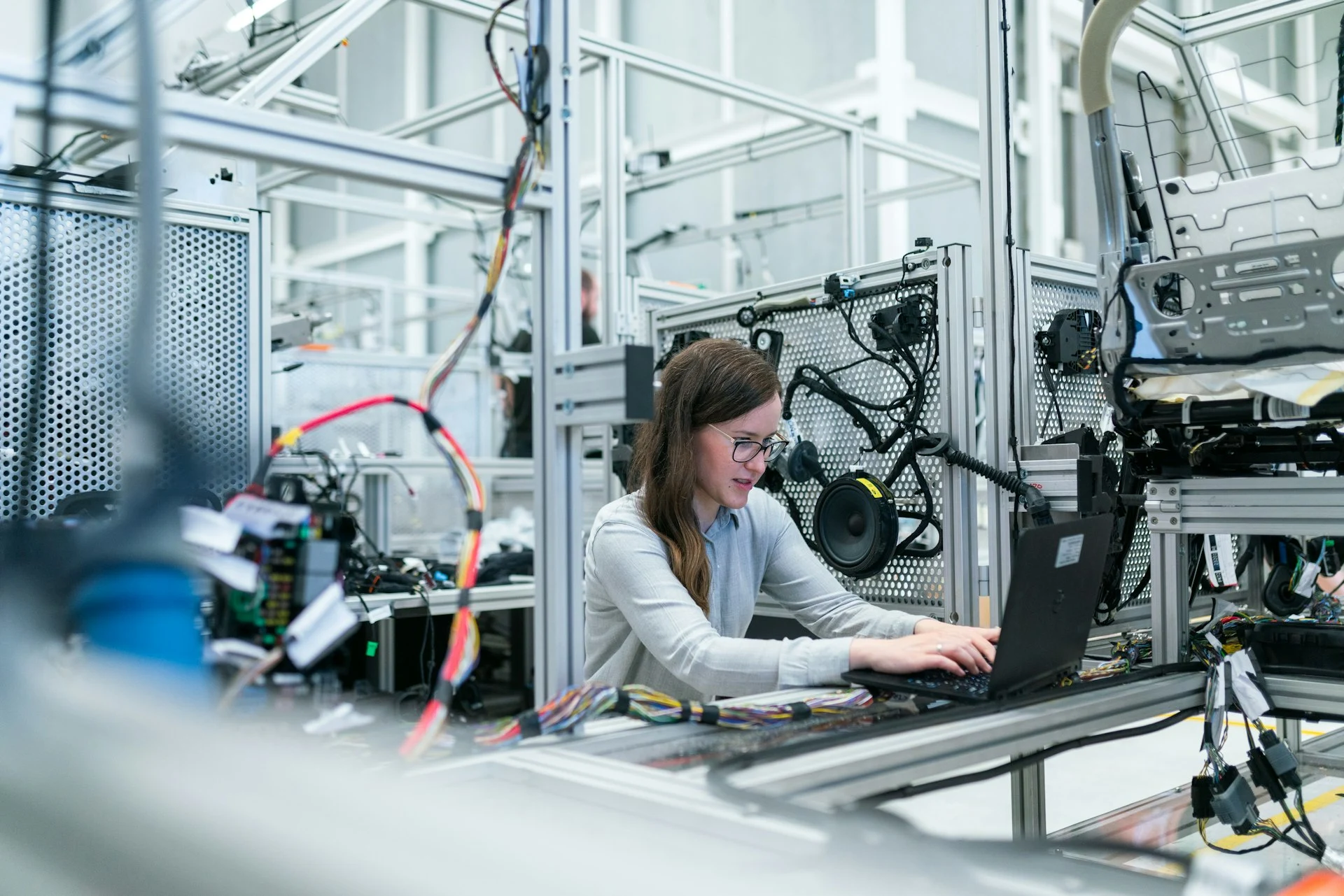 Ligne de presse automobile automatisée avec systèmes de préhension AMG Automations